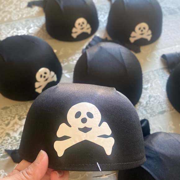 🏴‍☠️PIRATE🏴‍☠️ SCARF HATS BLACK ROUND WITH WHITE SKULL ☠️ BUNDLE OF 6 🌟NWT🌟 - Picture 4 of 10